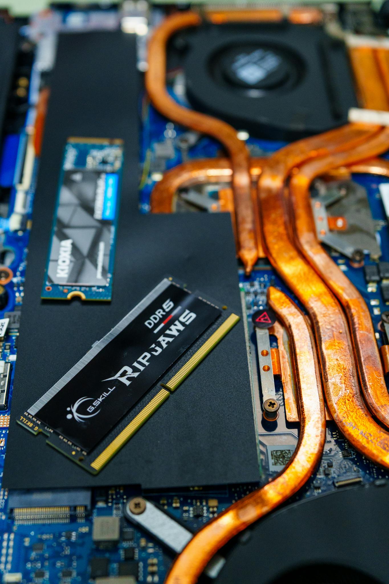 Detailed view of computer parts including DDR5 RAM and cooling system, ideal for tech enthusiasts.